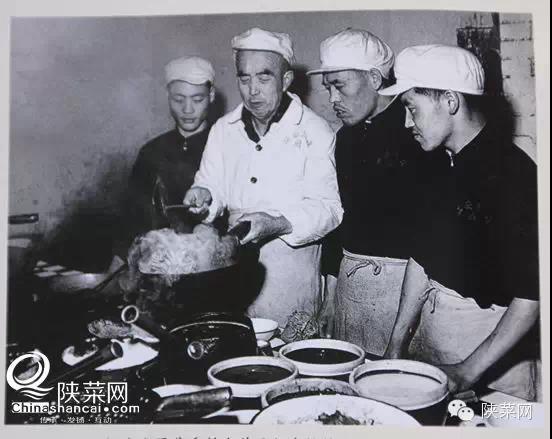 郑新民和师傅.jpg